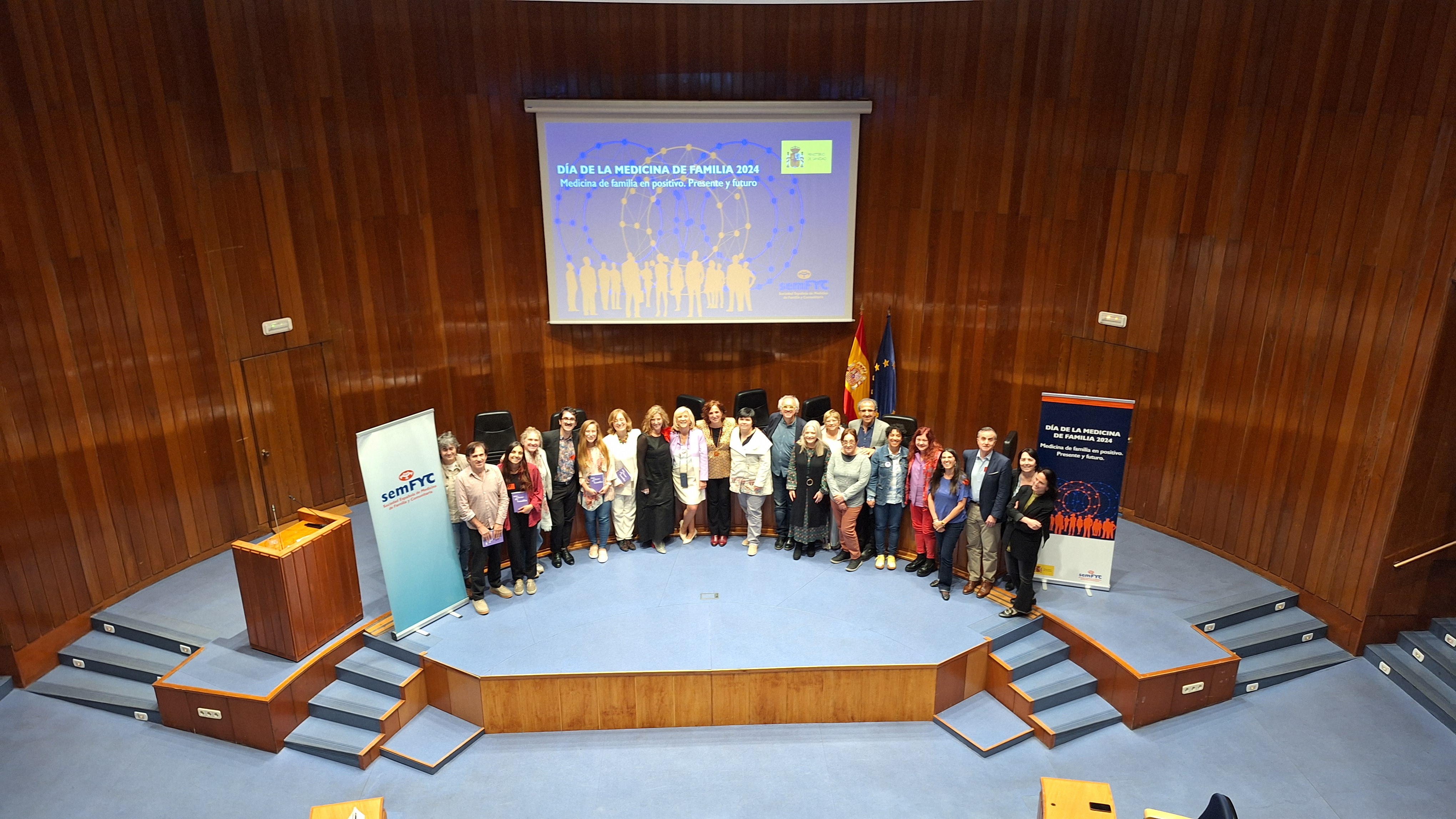 Imagen de las personas participantes en el encuentro, al final este.